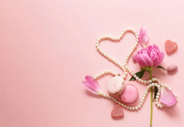 Rosa Hintergrund mit Blumen und Makronen, süß und für Frauen — Stockfoto