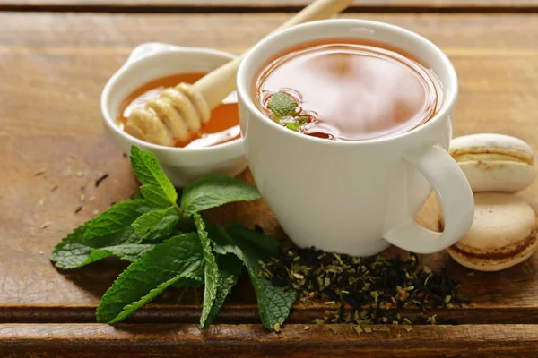 Erfrischender Tee mit Minze in einer Tasse auf dem Tisch — Stockfoto