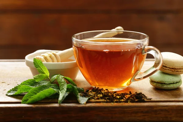 Refreshing tea with mint in a cup on the table — Stock Photo, Image