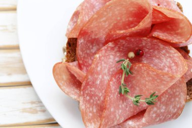 Sosis salam kekik ve biber ile dilimlenmiş