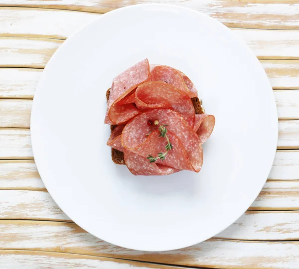 Plasterki kiełbasa salami z tymianku i pieprzu — Zdjęcie stockowe