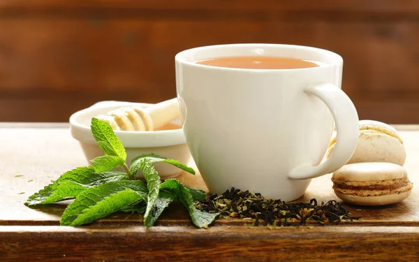 Refreshing tea with mint in a cup on the table — Stock Photo, Image