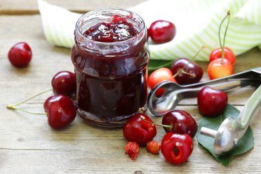 Masanın üzerine taze çilek ile organik kiraz reçeli