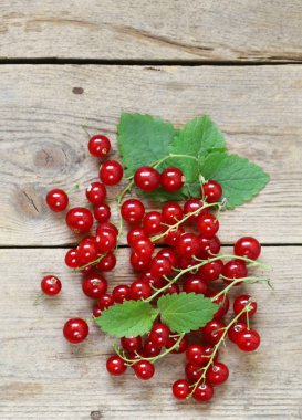 Olgun organik kırmızı kuş üzümü çilek ahşap bir masa üzerinde