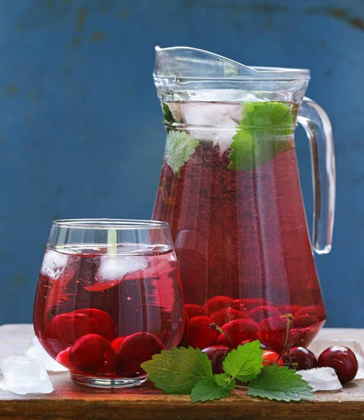 Biologische cherry limonade met verse bessen op tafel — Stockfoto
