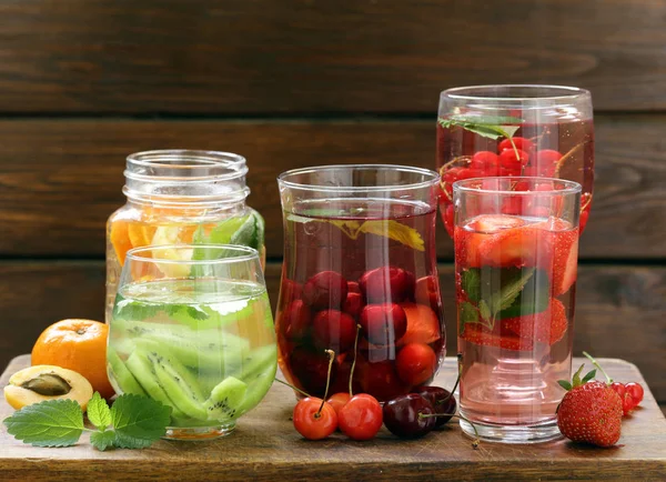 Natürliche Beeren- und Fruchtlimonaden, Sommergetränk — Stockfoto