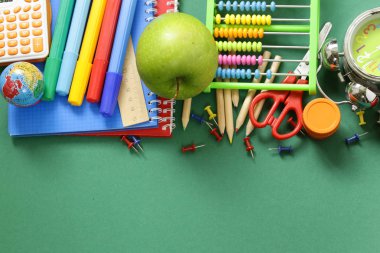 Okul mahkeme ve elma yeşil bir arka plan üzerinde