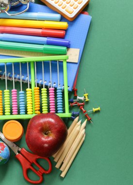 Okul mahkeme ve elma yeşil bir arka plan üzerinde