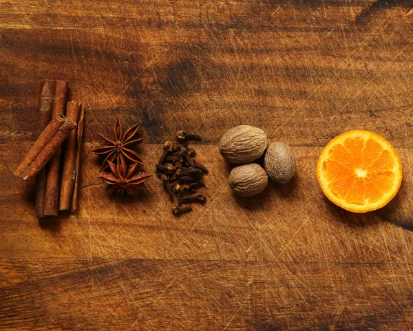 Специи для зимнего чая - корица, анисе, гвоздика — стоковое фото