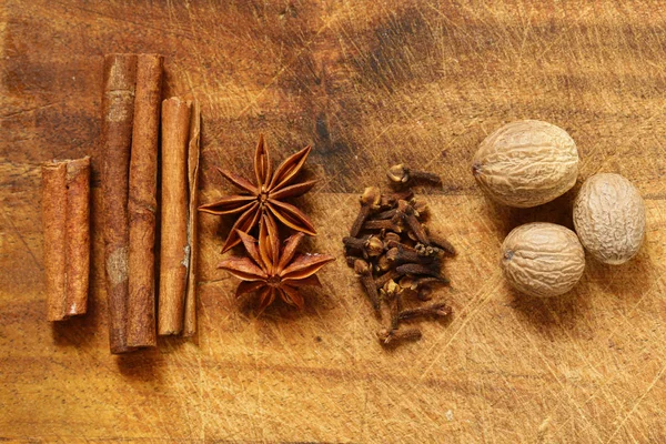 Spezie per il tè invernale cannella, anice, chiodi di garofano — Foto Stock
