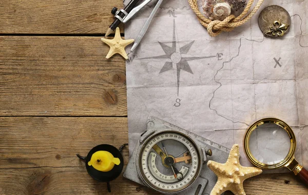 Vintage mapę, kompas, Lupa - przygód i skarbów — Zdjęcie stockowe