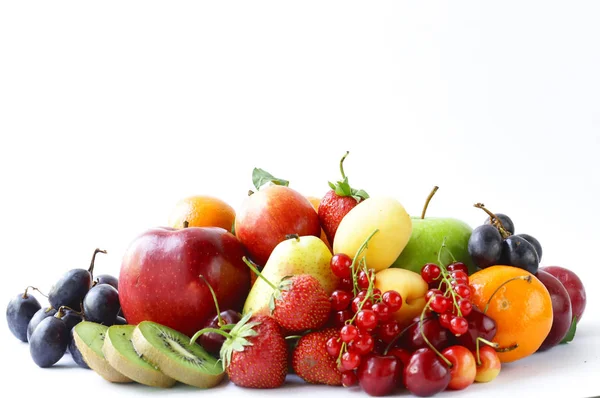 Különböző gyümölcsök és bogyós gyümölcsök, egészséges táplálkozás — Stock Fotó