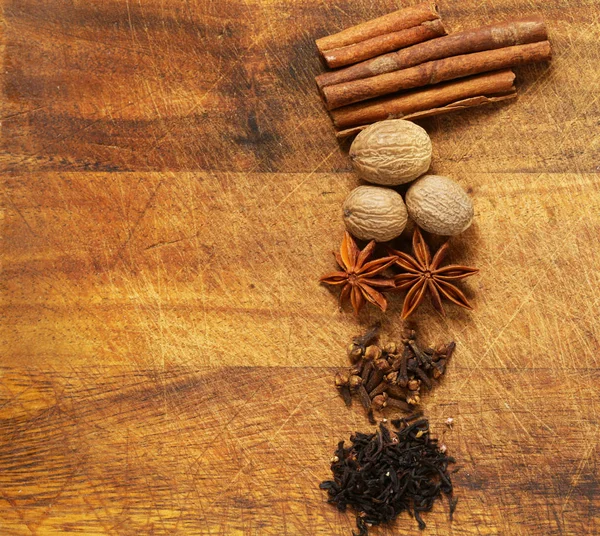 Специи для зимнего чая - корица, анисе, гвоздика — стоковое фото