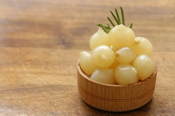 Cipolle di perle marinate in una ciotola di legno — Foto Stock