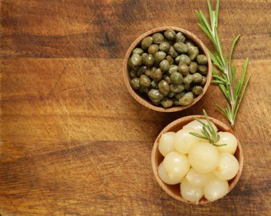 Marine inci soğan salatalık turşusu ve Kapari 