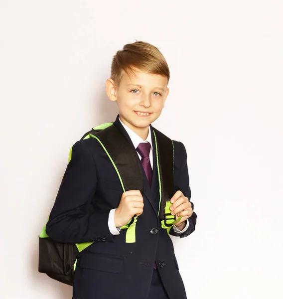 Портрет мальчика школьник в костюме и tie- готов идти в школу — стоковое фото