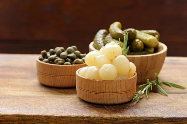 Cebollas perlas marinadas pepinos en escabeche y alcaparras —  Fotos de Stock