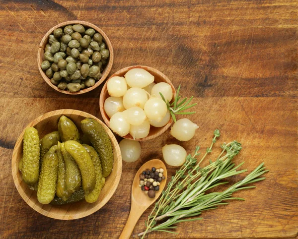 Marine inci soğan salatalık turşusu ve Kapari 