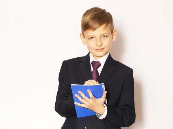 학교에가 서 세로 소년 모범생 양복에서과 넥타이-준비 — 스톡 사진
