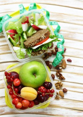 Teyp ölçme ile sağlıklı beslenme diyet öğle yemeği kutusu