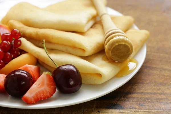 Thin pancakes with berries and fruits for dessert — Stock Photo, Image