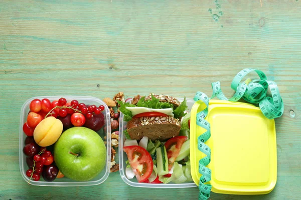 Lunch box for healthy eating diet with measuring tape — Stock Photo, Image