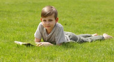 Sarışın yakışıklı bir Park açık havada bir kitap okuma