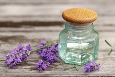 Bir şişe taze lavanta ve aroma yağı özü