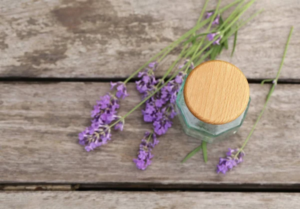 Esencia de lavanda fresca y aceite aromático en una botella —  Fotos de Stock