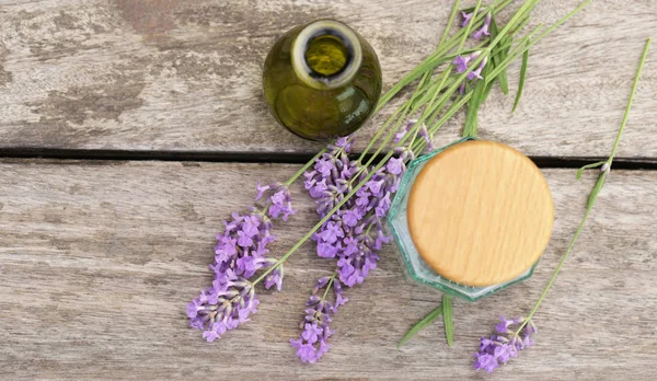 Esencia de lavanda fresca y aceite aromático en una botella —  Fotos de Stock