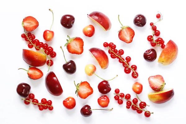 Różne owoce i jagody w plasterkach na białym tle, zdrowe jedzenie — Zdjęcie stockowe