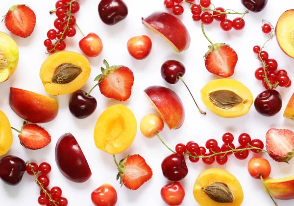 Farklı meyve ve çilek beyaz zemin üzerine, sağlıklı gıda dilimlenmiş 
