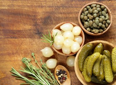 Marine inci soğan salatalık turşusu ve Kapari 