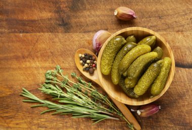 ahşap bir kabın içinde Marine salatalık turşusu