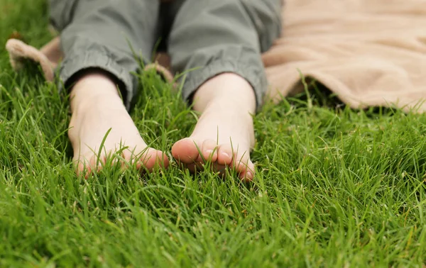 Kinderfüße auf dem grünen Gras - Picknick, Sommerzeit — Stockfoto