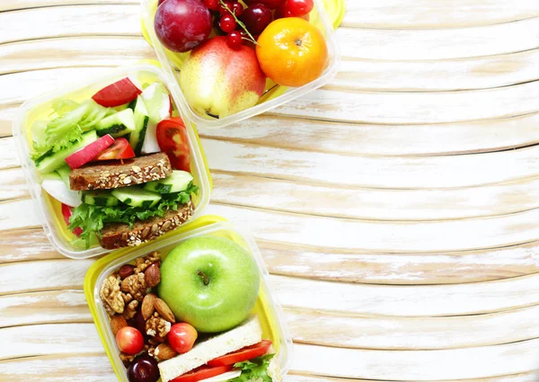 Sandwiches with vegetables and fruits lunch box for healthy eating — Stock Photo, Image