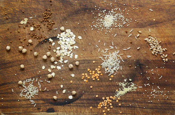 Різні види зернових - гречка, нуту, рис, кіота, сочевиця — стокове фото