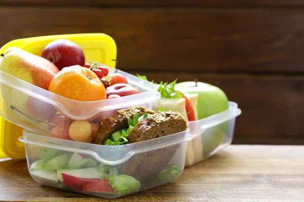 Sanduíches com legumes e frutas lancheira para uma alimentação saudável — Fotografia de Stock