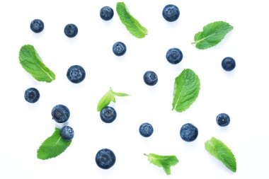 Karpuzu yaban mersini ile nane yaprakları üzerinde beyaz bir arka plan