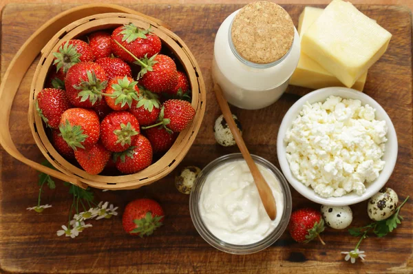 Rustieke stilleven-zuivelproducten - kaas, zure room, kaas, melk — Stockfoto