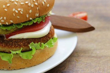 Hamburger domates, taze salata ve mayonez ile
