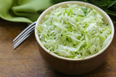 Dereotu ile lahana lahana salatası salata