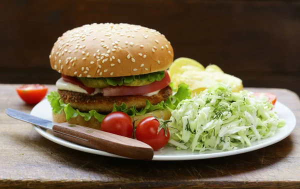 Hamburger with tomato, fresh salad and mayonnaise — Stock Photo, Image