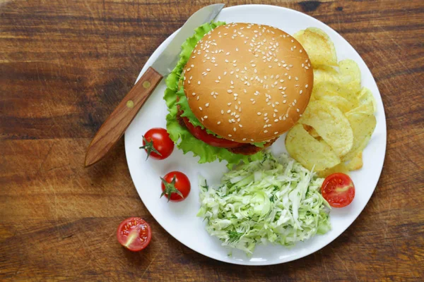 Hambúrguer com tomate, salada fresca e maionese — Fotografia de Stock