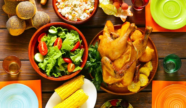 ¡Feliz Día de Acción de Gracias! Mesa festiva con pollo al horno y maíz — Foto de Stock