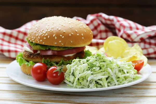 Hamburger with tomato, fresh salad and mayonnaise — Stock Photo, Image