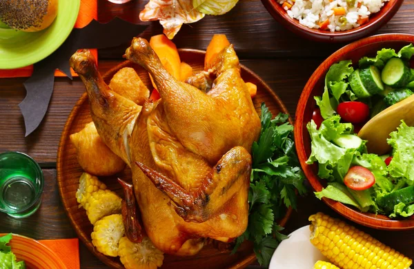 ¡Feliz Día de Acción de Gracias! Mesa festiva con pollo al horno y maíz —  Fotos de Stock