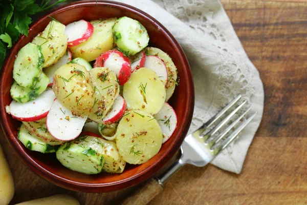 Картопляний салат з редькою та огірком, гірчична заправка — стокове фото