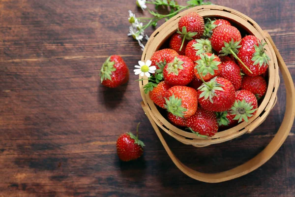 Fresas orgánicas maduras en una canasta — Foto de Stock