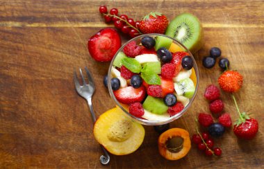 Yaz tatlı meyve salatası çilek ile